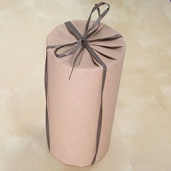 how to elegantly and quickly wrap a cylinder Diy Christmas Hampers, Tying Ribbon, Funny Facts Mind Blowing, Gift Wrapping Techniques, How To Tie Ribbon, Tie Ribbon, Candle Wrap, How To Wrap, Diy Wrap