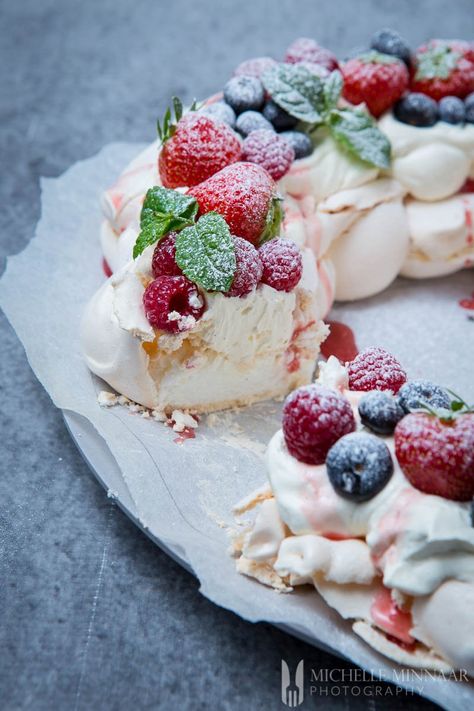 Christmas Pavlova Wreath, Pavlova Christmas, Pavlova Wreath, Christmas Pavlova, Pavlova Dessert, Pavlova Recipe, Christmas Food Desserts, Xmas Food, Christmas Party Food