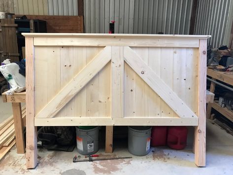 Diy Headboard Ideas Easy Farmhouse, Barndoor Headboard Ideas, Farmhouse King Size Headboard, Farmhouse Bed Headboard Ideas, Kingsize Headboard Diy, Pallet Headboard Diy King, Farmhouse Headboard Ideas Wood, Rustic King Headboard, Farmhouse Headboards For Beds