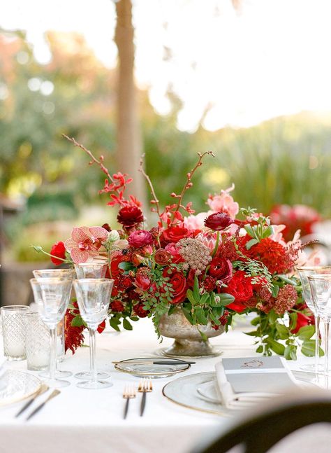 Christmas Table Floral Centerpiece, Ruby Red Floral Arrangements, Modern Red Centerpieces, Red Flower Centerpieces For Party, Red Wedding Theme Summer, Red White Flower Arrangements, Red Flower Wedding Decoration, Red Flower Decor, Red Flower Arrangements Wedding