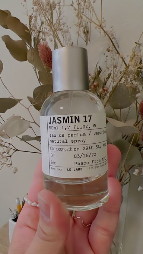 Fragrance signature scent jasmine jasmin le labo high end smell floral sweet notes white flower Le Labo Jasmin 17, Jasmine Perfume Aesthetic, Perfume With Jasmine, How To Smell Like Jasmine Flowers, Jasmine Scent Aesthetic, Best Jasmine Perfume, Floral Perfume Aesthetic, Jasmine Perfume For Women, How To Smell Like Jasmine