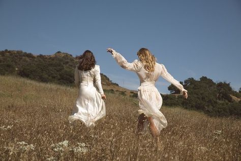 Running Through A Field, Yennefer Of Vengerberg, Photographie Portrait Inspiration, Cottagecore Aesthetic, + Core + Aesthetic, Light Academia, White Dresses, The Grass, Photography Inspo