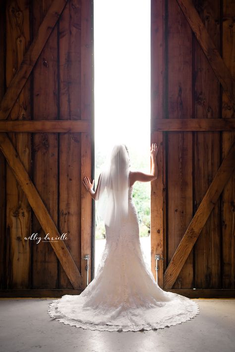 Farmhouse Wedding Photos, Wedding Photos Country, Farm Wedding Picture Ideas, Ranch Wedding Photography, Country Wedding Poses, Barn Wedding Pictures, Western Bridal Portraits, Bridals Photo Ideas Just Bride, Barn Wedding Photo Ideas