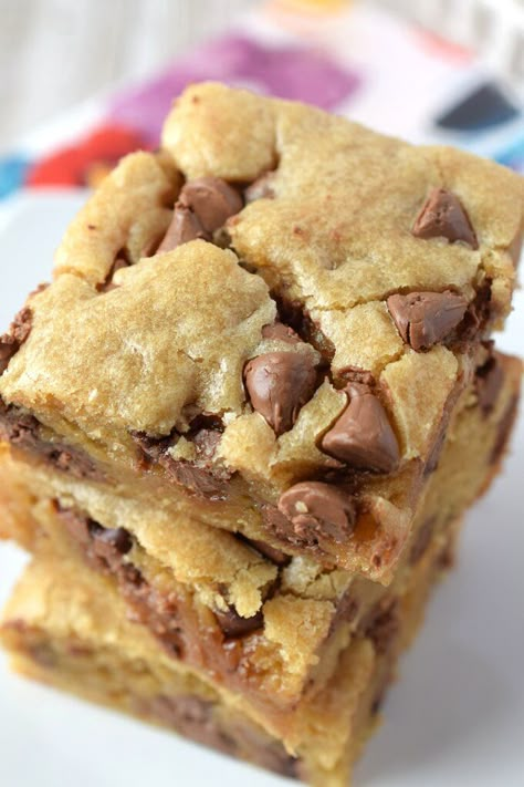 Chocolate Chip Blondies Recipe Chocolate Chip Cookie Blondie Bars, Chocolate Chip Chewies, Chocolate Chip Blondies Recipe Classic, Fudgy Blondies Recipe, Choc Chip Blondies, Choc Chip Blondies Recipe, Blond Brownies With Chocolate Chips, Brown Butter Blonde Brownies, Blondies With Chocolate Chips