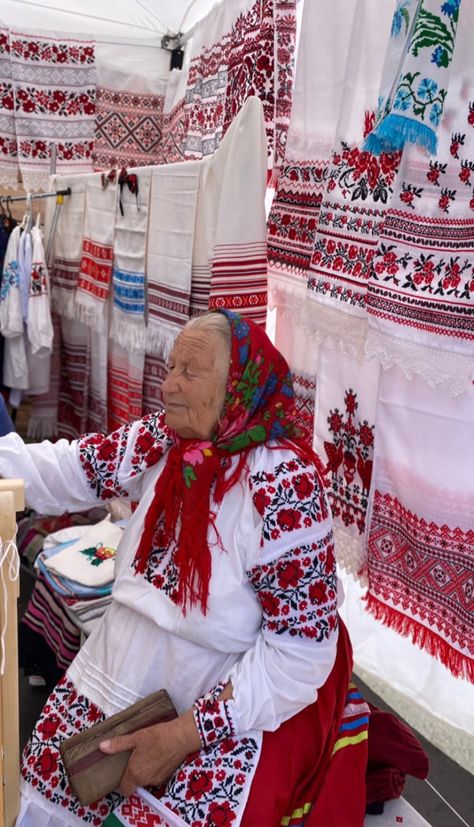 Slavic Clothing, Polish Culture, Slavic Culture, Slavic Paganism, Polish Traditions, Slavic Folklore, Culture Day, Folk Clothing, Russian Culture