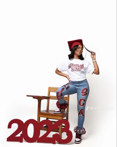 Red Graduation Pictures, High School Senior Picture Outfits, Senior Pictures Outfits High Schools, Senior Heads Outfits, Senior Picture Ideas 2025, Senior Picture Outfits Black Women, Graduation Photoshoot Ideas High School, Senior Outfit Ideas Black Women, Boss Photoshoot Ideas