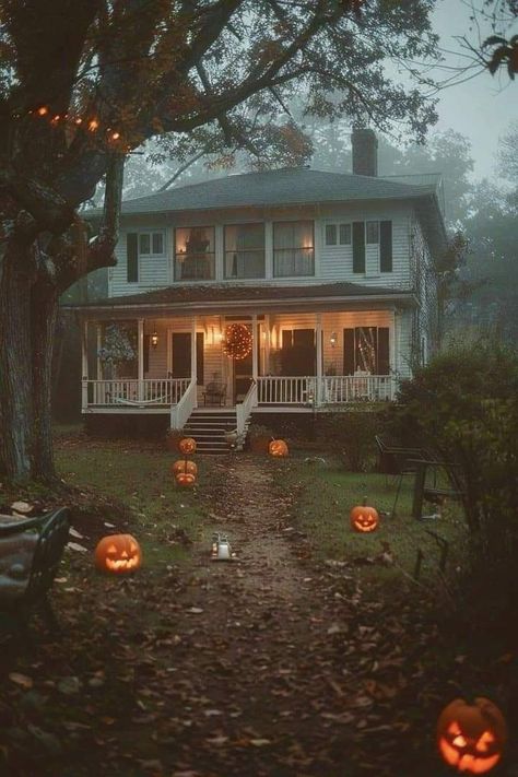 Orchard Aesthetic Vintage, Fall Mystery Aesthetic, Halloween Decor Spooky, Halloween Spooky Decorations, Halloween Aesthetic House, Halloween House Aesthetic, Halloween Vintage Aesthetic, Vintage Spooky Aesthetic, Halloween Decoration Outside