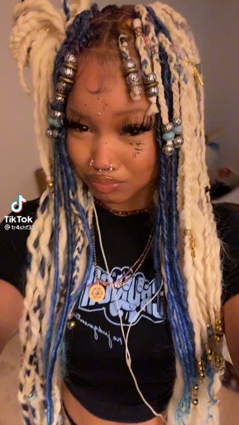 Crazy Braids Hairstyles Black, Blonde And Blue Hair Black Women, Blue Jaded Braids, Cute Black Hair Styles, Blue And Blonde Box Braids, Y2k Box Braids, Alternative Box Braids, Half And Half Color Braids, Blue And Blonde Locs