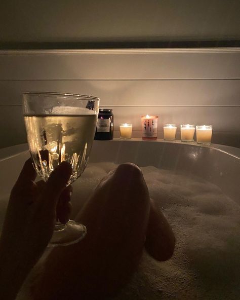 Bath Aesthetic Girl, Bath Time Aesthetic, Bathing Aesthetic, Bathtub Poses, Bath Tub Aesthetic, Bathtub Photos, Bath Tub Ideas, Bubble Bath Aesthetic, Bathtub Aesthetic