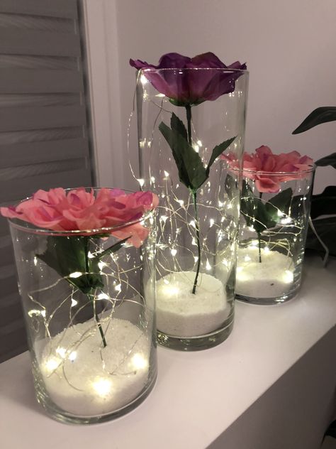 Lights In Vases Centerpieces, Cylinder Vase Ideas, Vase Lights, Purple Table Settings, Lila Party, Flowers In Vases, Purple Centerpieces, Glass Vases Centerpieces, Valentine Centerpieces