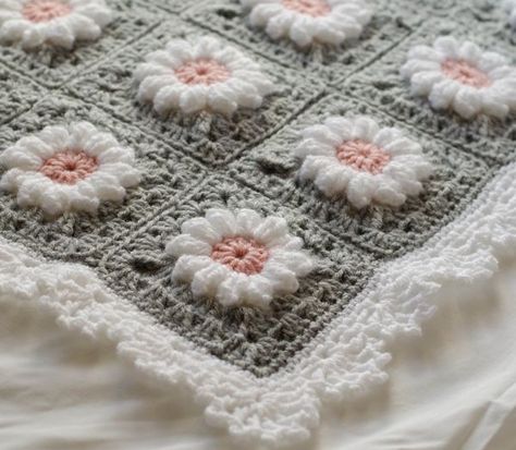 Puff Daisy Afghan - Crochet 365 Knit Too Daisy Afghan, Knitted Squares, Crochet Conversion Chart, Preemie Crochet, Crochet Octopus, Crochet Abbreviations, Crochet Daisy, Afghan Crochet, Granny Square Blanket