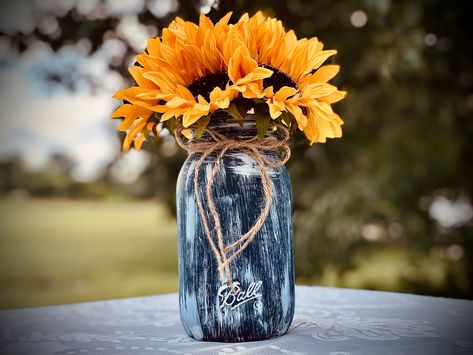 Sunflower Wedding Centerpieces, Sunflower Floral Arrangements, Bridal Shower Decorations Rustic, Sunflower Wedding Decorations, Wedding Centerpieces Mason Jars, Fall Wedding Decor, Rustic Sunflower Wedding, Sunflower Centerpieces, Fall Mason Jars