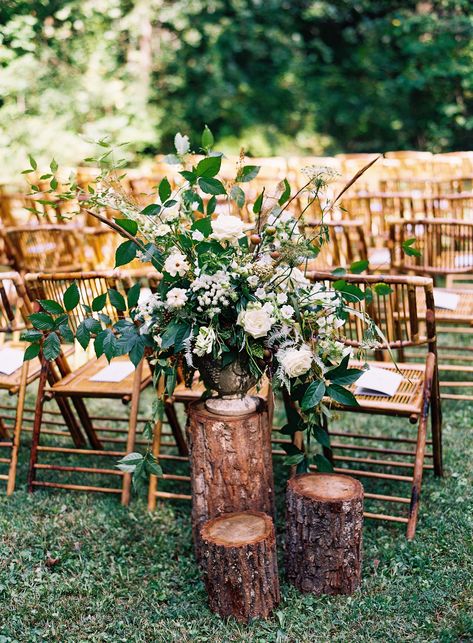 Forest Wedding Ideas: Wooden Folding Chairs and Ceremony Decor Rustic Lodge Wedding Decor, Diy Mountain Wedding Decor, Mountain Wedding Ceremony Decor, Lodge Wedding Decor, Mountain Theme Wedding, Elegant Mountain Wedding, Forest Wedding Decorations, Rt Lodge, Mountain Wedding Decor