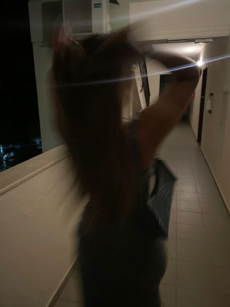 Aesthetic Low Light Pictures, Aesthetic Photos Blurry, Going Out Aesthetic Night, Blurry Mirror Pics, Blurry Night Pics, Blurry Pictures Aesthetic, Blurry Aesthetic Girl, Blurred Pics, Blurry Mirror Selfie