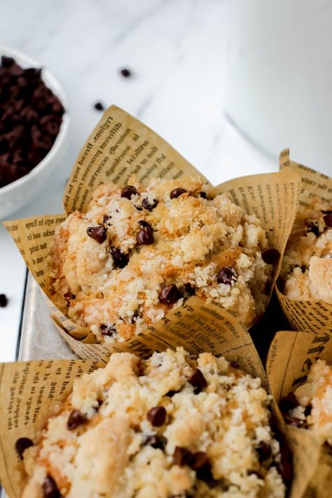 Chocolate Chip Crumble Muffins - My Messy Kitchen Chocolate Crumble Muffins, Chocolate Chip Crumble Muffins, Crumble Muffin Recipes, Chocolate Chip Streusel Muffins, Choco Chip Muffins, Bakery Muffins, Crumble Muffins, Bakery Style Muffins, Baked Good