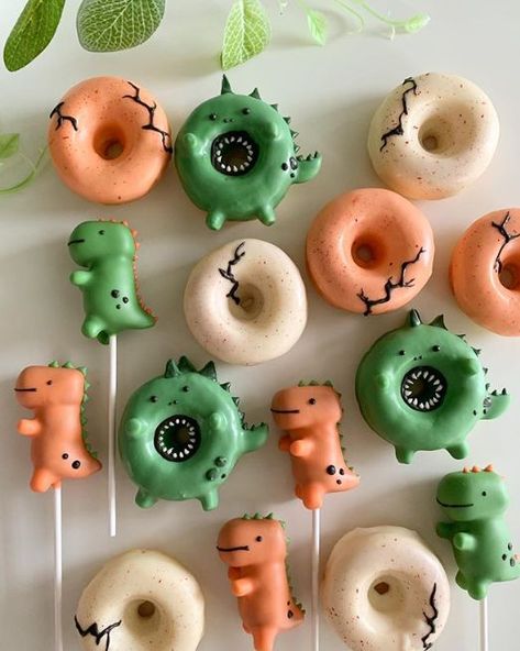 Dinosaur Snacks, Dinosaur Birthday Party Food, Dinosaur Birthday Party Ideas, 4de Verjaardag, Dinosaur Baby Shower Theme, Dinosaur Birthday Theme, Dinosaur Birthday Party Decorations, Dino Cake, Dinosaur Birthday Cakes