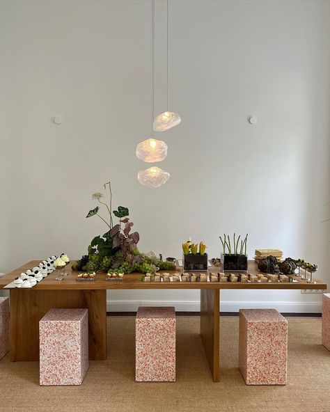 Hannah Kleeberg (@herrlich.dining) • Instagram photos and videos Food Set Up, Hosting Dinner, Table Setting Inspiration, Italian Decor, Event Signage, Modern Baby Shower, Once A Month, Creative Workshop, Seasonal Ingredients