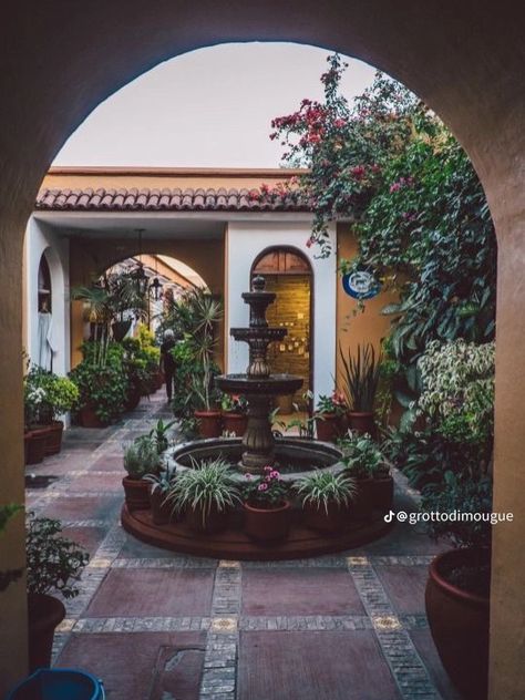 1920 Spanish Style Homes, Mexico House Mexican Style, Hacienda Patio, Spanish Colonial Style Homes, Spanish Courtyard, Hacienda Homes, Spanish Home Decor, Spanish Hacienda, Mexican Hacienda