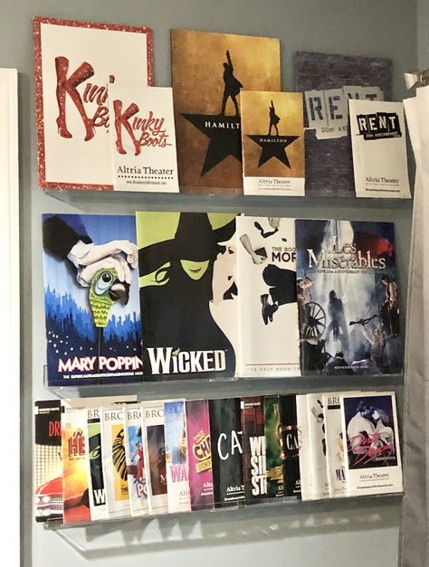 Display Playbills Wall Art, Musical Theater Bedroom Ideas, Playbill Display Ideas Wall Art, Theatre Programme Display, How To Display Playbills, Musical Theatre Decor, Musical Theatre Room Decor, Broadway Inspired Bedroom, Theatre Bedroom Aesthetic