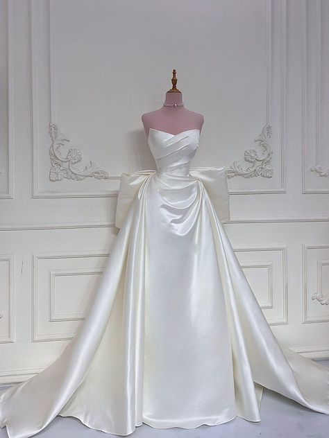 Huge Bow Wedding Dress, White Dress., Princess Tiana Inspired Wedding Dress, Gone With The Wind Wedding Dress, Wedding Dress Avant Garde, Royal Looking Wedding Dresses, Vicente Westwood Wedding Dress, Wedding Dresses Mannequin, Pale Skin Wedding Dress