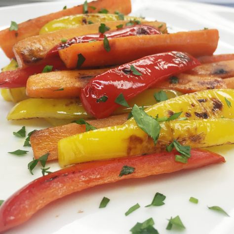 Searching for an upgrade to your regular snack? Look no further! Caramelized natural sugars, roasted carrots & sweet bell peppers make this a go-to snack! Spiced Roasted Carrots, Carrots Sweet, Vegetarian Sausages, Pepper Recipe, Baked Carrots, Bell Pepper Recipes, Sweet Bell Peppers, Carrot Recipes, Roasted Peppers