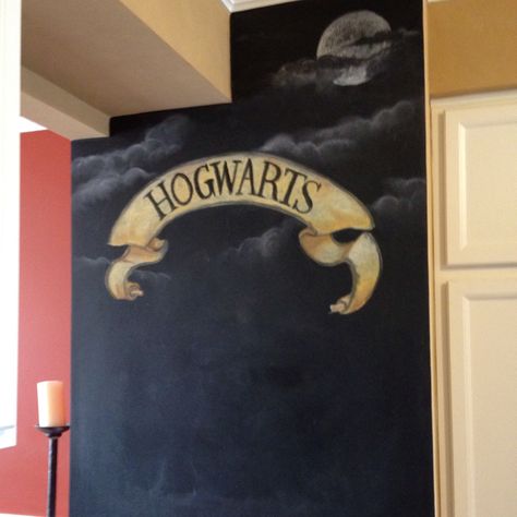 Hogwarts chalkboard wall. Have party goers stand in front and snap their picture. Welcome To Hogwarts Sign, Hogwarts Sign, Girl Apartment, Welcome To Hogwarts, Magic Party, Harry Potter Magic, Props Art, Hogwarts Castle, Harry Potter Theme