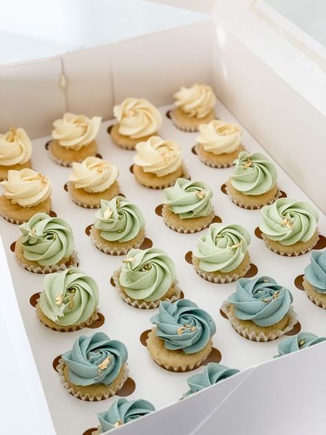 Nature Inspired Cupcakes, Pastel Color Desserts, Adventure Cupcakes Ideas, Baking And Pastry Arts, Light Green Cupcakes, Gender Neutral Cupcake Ideas, Cupcakes For Baby Shower Neutral, Neutral Color Cupcakes, Cupcakes With Greenery