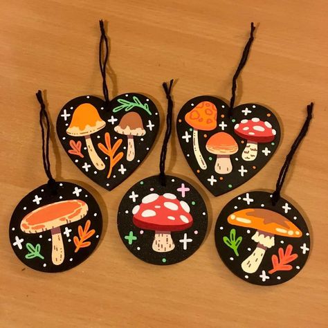 Fall Wood Slice Painting, Mushroom Wood Painting, Wooden Slice Art, Painted Coasters Diy Wood Slices, Wood Slice Art Ideas, Mushroom Craft Ideas, Diy Mushroom Decor, Painted Crafts, Mushroom Crafts