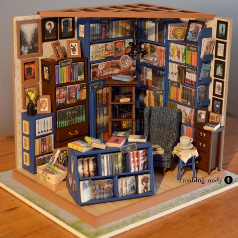 Sams Study, Diy Tiny Books, Dollhouse Library, Popsicle Stick Houses, Room Box Miniatures, Bookshelf Art, Doll House Plans, Diy Doll Miniatures, Little Library