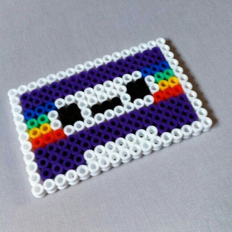 Kaseta Perler Headphone Holder, Record Perler Beads, Perler Bead Headphone Holder, Perler Bead Music, Hama Beads Coasters, Cassette Design, Grid Art, Hamma Beads Ideas, Easy Perler Bead Patterns