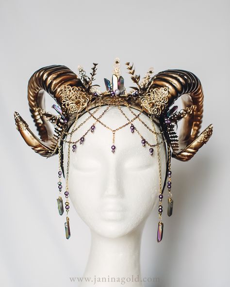 Dive into the mystical world of the "Spirit of the Woods" with this unique headpiece. In precious gold and black tones with purple accents and faux ram horns, it is a true eye-catcher. The headpiece is adorned with genuine quartz crystals, sparkling rhinestones, delicate chains and pearls. These ornate details add elegance and sophistication to the design. Show your connection to nature and the spirit of the forest. This headpiece is a must-have for those who love the extraordinary. Pin Up Halloween, Cosplay Horns, Crystal Horn, Spirit Of The Forest, Dragon Horns, Medieval Party, Headpiece Diy, Gold Horns, Gold Headpiece