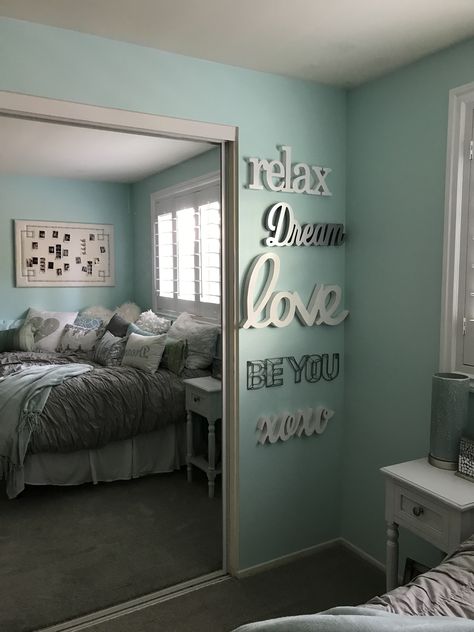 Teal teen bedroom Teal Teen Bedroom, Teal Bedroom Decor, Teal Rooms, Teal Bedroom, Stylish Bedroom Design, Teen Bedrooms, Girl Bedrooms