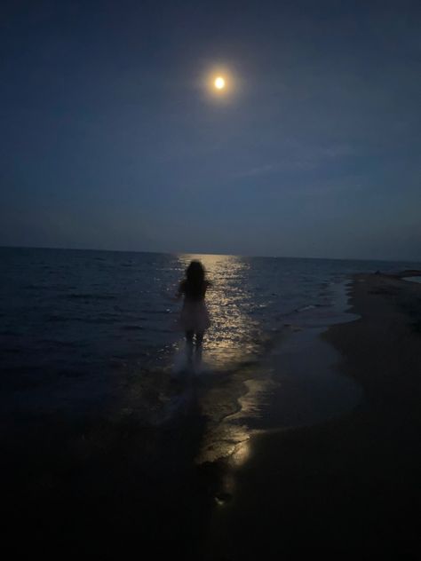 Beach Athestic, Darcy Vega Zodiac, Caroline Peckham, Ocean At Night, Zodiac Academy, Beach At Night, Beach Night, Night Vibes, Summer Dream