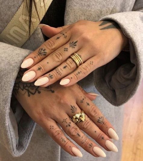 Simple Hand Tattoos For Women Unique, Henna Inspired Tattoo Hand, Symmetrical Hand Tattoo, Folk Hand Tattoo, Hand Tattoos Minimalist, Cute Hand Tattoos For Women Small, Finger Tatoos Woman, Ornamental Hand Tattoos For Women, Tattoo Fingers Woman