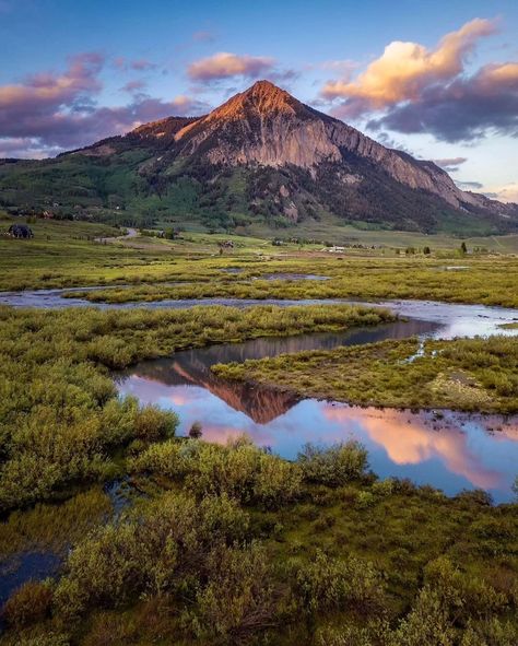 Colorado's beauty shines with its rugged Rocky Mountains 🏔️, expansive plains 🌾, and vibrant wildflowers 🌸. Pristine lakes 🏞️, dense forests 🌲, and stunning red rock formations 🏜️ create a diverse landscape. Perfect for outdoor adventures and breathtaking views. 🌅✨ .  .  .  📍 City :  Colorado 🇺🇸  📌 𝐂𝐨𝐮𝐧𝐭𝐫𝐲 : USA 🇺🇸  📷 @connography_ .  .  . 🐾 𝐅𝐨𝐥𝐥𝐨𝐰 @roamingworldofficial for more stunning photos 🐾  .  .  Tag 👥 someone with whom you would like to visit. Mountain City, Mountain Landscapes, Great Plains, Rock Formations, Red Rock, Tag Someone, Outdoor Adventures, Rocky Mountains, Breathtaking Views