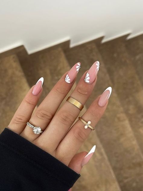 Nails Inspiration White Tip, Fancy French Tips Nails, White Frenchies With Flowers Nails, White Flower Nail Art Floral Design, White Floral French Tip Nails, French Nail Flower, Fancy French Nails Design, Nail Ideas Flowers Floral Design, White French Tip With Flower Design