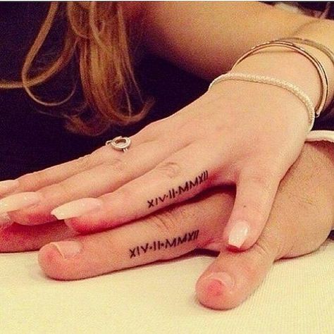 Tattoo Schriften: Partner-Tattoo mit Datum am Finger Engagement Tattoos, Wedding Date Tattoos, Tato 3d, Font Tato, Wedding Band Tattoo, Tato Jari, Tato Henna, Roman Numeral Tattoos, Tattoo Wedding Rings