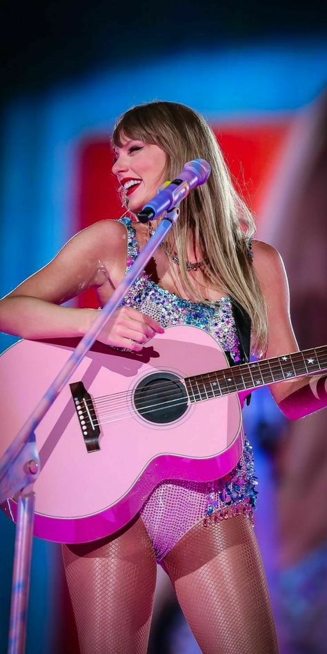 Lover Guitar, Tyler Swift, Eras Tour Lover, Taylor Swift Fotos, Taylor Swift Legs, Taylor Swift Fan Club, Places To Be, Taylor Swift Cute, Estilo Taylor Swift