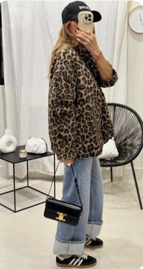 Leopard 2024 Trend, Leopard Jeans Winter Outfit, Leopard Print Jacket Outfit Winter, Leopard Print Winter Outfits, Leo Style Outfits, Cheetah Jacket Outfit, Cheetah Coat Outfit, Leopard Jeans Outfit 2024, Cheetah Print Coat Outfits