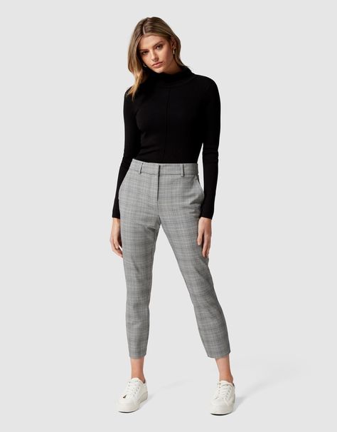 Checkered Grey Pants Outfit, Grey Check Pants Outfit Women, Grey Plaid Pants Outfit, Grey Trousers Outfit Women, Check Pants Outfit, Checked Trousers Outfit, Grey Dress Pants Outfit, Patterned Pants Outfit, Grey Trousers Outfit