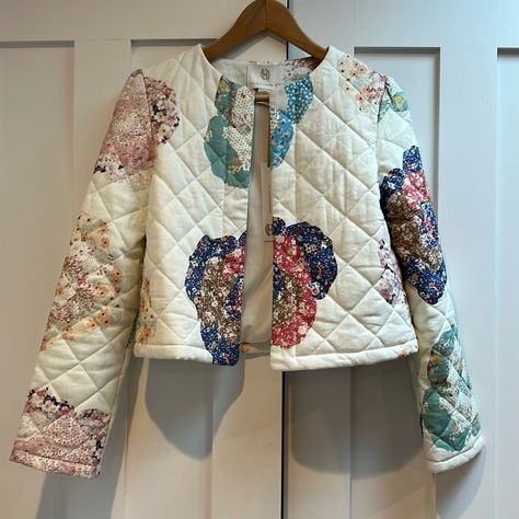 Super Cute Patchwork Print Quilted Jacket. Open Front, Slight Puff At Shoulder. Questions? Leave A Comment Below! Printed Quilted Jacket, Quilted Patchwork Jacket, Quilted Garments, Quilted Cardigan, Quilting Clothes, Quilted Jacket Outfit, Quilt Jackets, Quilt Coats, Upcycling Clothes