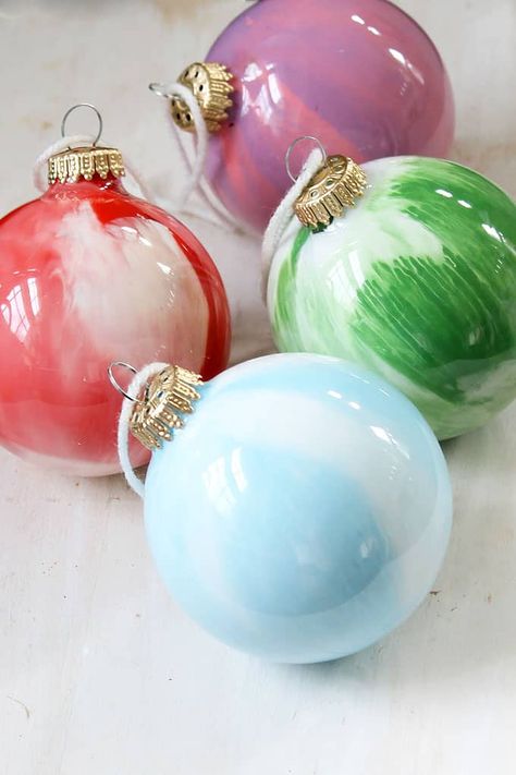 EASY PAINT SWIRL ORNAMENTS -- kid friendly Christmas craft -- DIY Christmas ornaments Glass Ornaments Diy, Ornaments Diy Kids, Homemade Holiday Gifts, Easy Christmas Ornaments, Kids Christmas Ornaments, Kids Holiday Gifts, Painted Christmas Ornaments, Preschool Christmas, Painted Ornaments