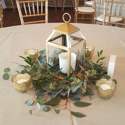 Lantern Decorations Ideas, Lantern Centerpiece Ideas, Lantern Decorations, Eucalyptus Centerpiece, Gold Eucalyptus, Wedding Lantern, Greenery Wedding Centerpieces, Lantern Decor Wedding, Lantern Centerpiece