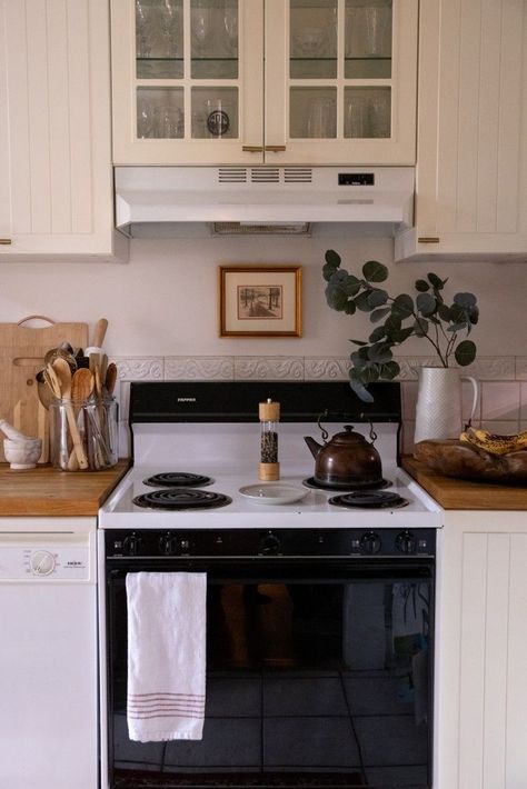 Above The Cooker Ideas, French Farmhouse Apartment, Small Cottage Dining Area, Small Details Home Decor, Candles In Kitchen, Old Apartment Kitchen Decor, Home Improvement Aesthetic, Stovetop Decor, Declutter Aesthetic