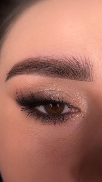 Grad Eye Makeup, Make Up For Prom Natural, Simple Makeup Graduation, Prom Eye Shadow, Simple Eye Looks For Brown Eyes, Eyemakeup Brown Natural, Simple Smoky Eyes Makeup, Black Eye Makeup Prom, Make Up Inspo For Prom