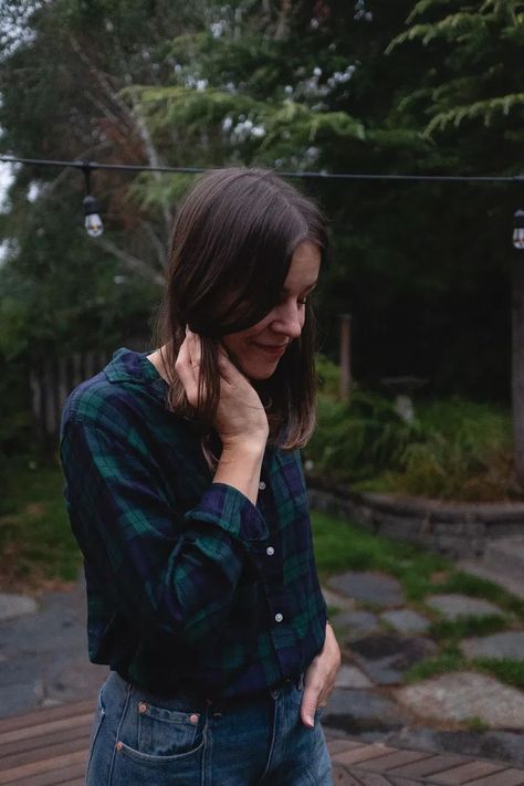 fall outfit with green and blue plaid flannel Green Flannel Shirt Outfit, Blue Flannel Outfit Women, Plaid Flannel Shirt Outfit, Green Flannel Outfit, Flannel Aesthetic, Flannel Shirt Outfit, Green Flannel Shirt, Blue Flannel Shirt, Flannel Outfits