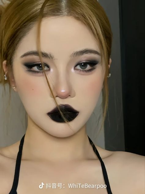 Harajuku Makeup Dark, Goth Korean Makeup, Goth Anime Makeup, Douyin Alt Makeup, Douyin Goth Makeup, Gothic Douyin Makeup, Black Lipstick Makeup Looks, Goth Douyin Makeup, Black Lipstick Aesthetic