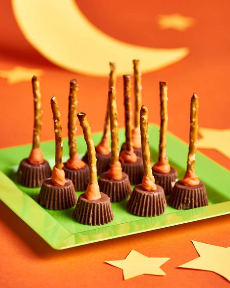 Pretzels Treats, Holiday Boards, Halloween Backen, Halloween Pretzels, Halloween Treats To Make, Halloween Deserts, Halloween Witch Brooms, Dulceros Halloween, Pretzel Treats