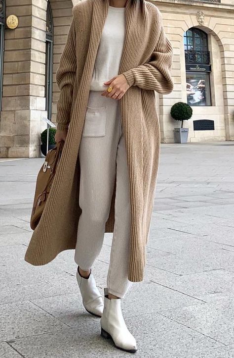 love the cropped pants with ankle boots and the extra long sweater.....layered look Minimalistic Outfits, Look Zara, Minimalistic Style, Stil Inspiration, Ținută Casual, Street Style Winter, Mode Ootd, Neutral Outfit, White Boots