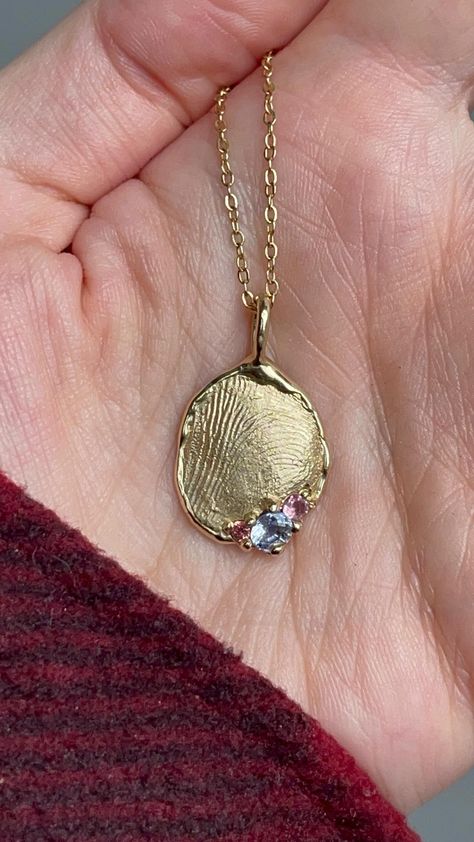 Fingerprint Jewellery + Sentimental, One of a Kind Keepsakes (@kirstylief) • Instagram photos and videos Unique Jewelry For Anniversary, Necklace Fingerprint, Sentimental Necklace, Fingerprint Jewelry Memorial, Thumbprint Jewelry, Braclets Gold, Personalised Jewelry, Fingerprint Jewellery, Sentimental Jewelry